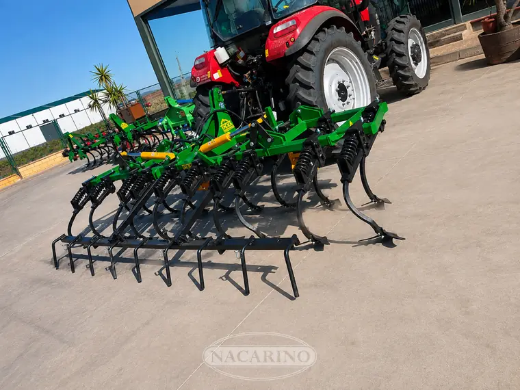 Cultivador de brazos suspendido en tractor en la campa de exposición de Nacarino en Aceuchal