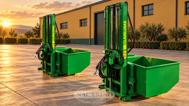 Dos tolvas elevadoras de mástil, con cazo de recogida, en la campa de exposición de Nacarino al atardecer