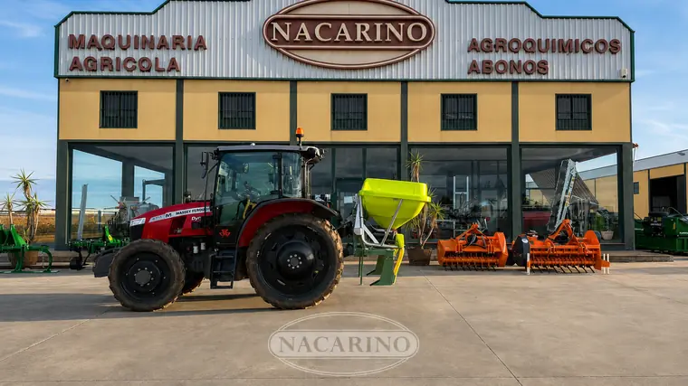 Tractor con abonadora delante de la nave de Nacarino en Aceuchal