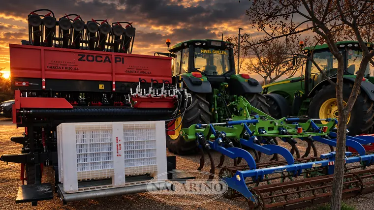 Sembradora de ajo de la marca Zocapi en el stand de Nacarino en una feria agrícola