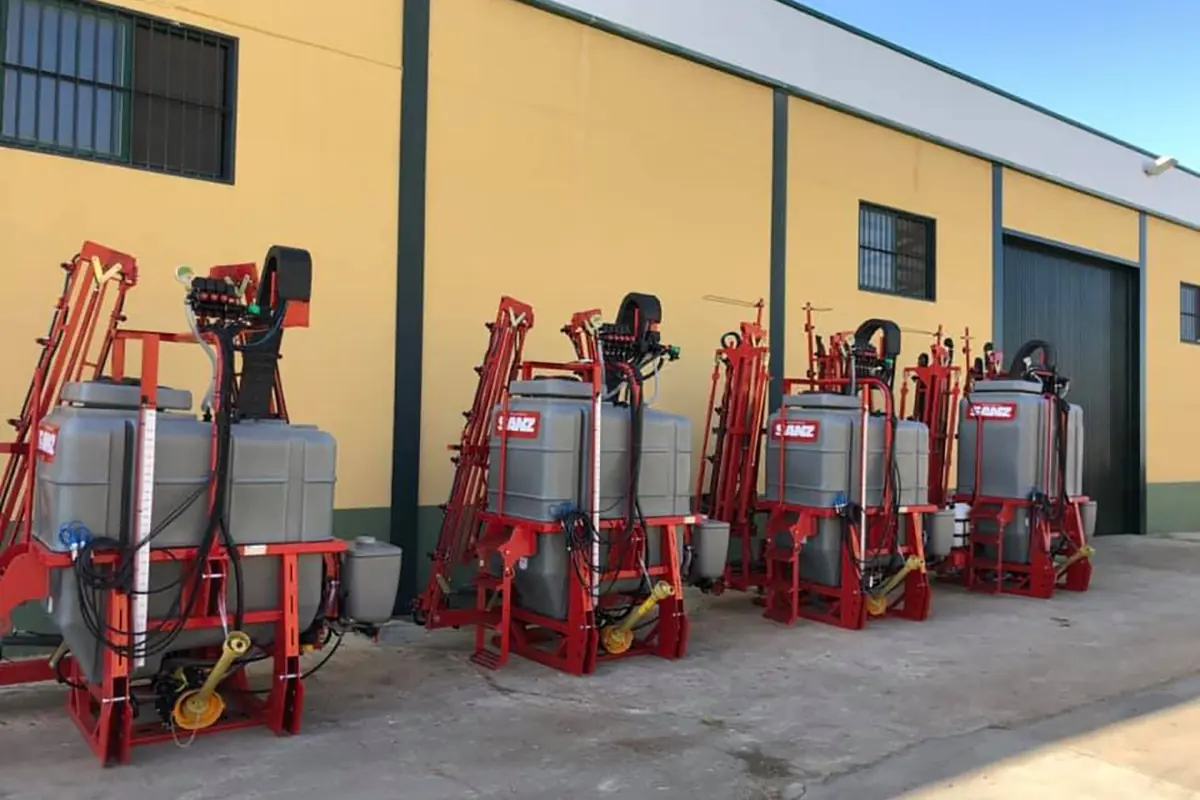 Equipos de aplicación fitosanitaria alineados en las instalaciones de Nacarino