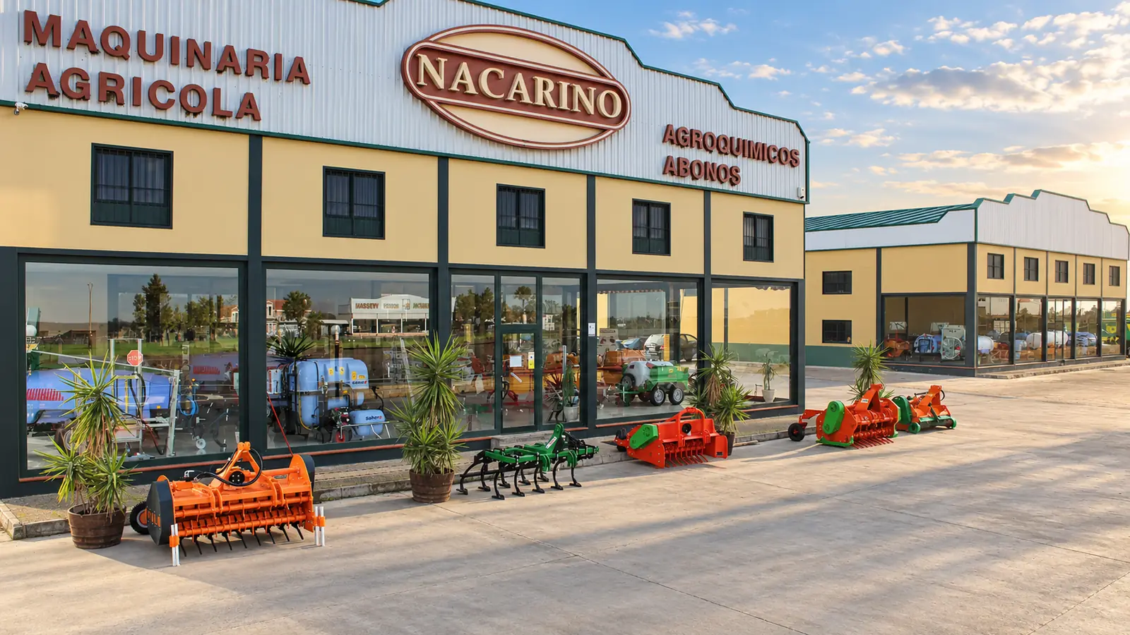 Aperos de laboreo alineados en la campa, delante de la exposición de Nacarino