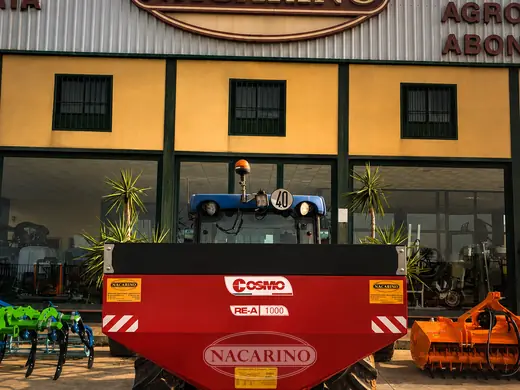 Abonadora Cosmo suspendida delante de la nave de Nacarino en Aceuchal