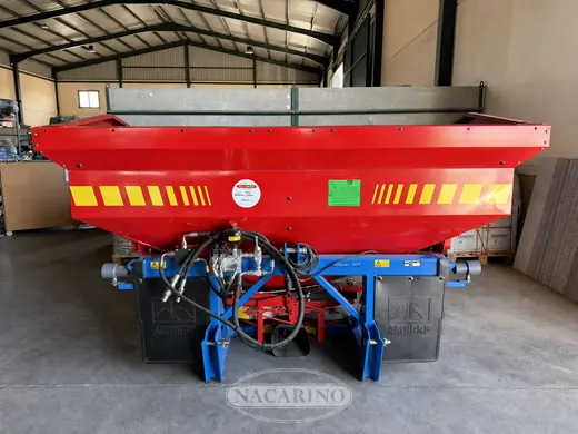 Abonadora roja en el almacén