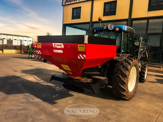 Abonadora roja montada en tractor en la campa de exposición de Nacarino