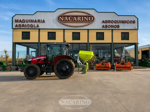Tractor con abonadora delante de la nave de Nacarino en Aceuchal