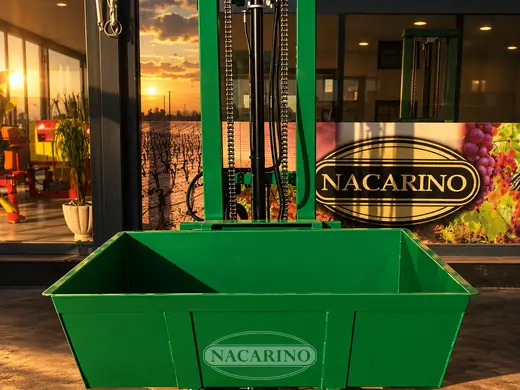 Cazo elevador verde en la exposición cubierta de Nacarino