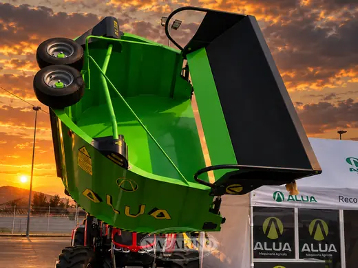 Cazo verde de gran capacidad sobre elevador, en la exposición de Nacarino