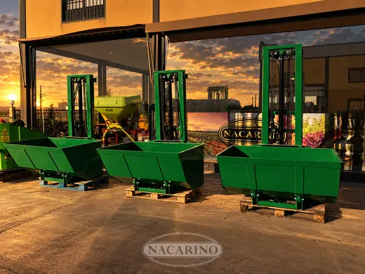 Cazos verdes y tractor en la campa de exposición de Nacarino