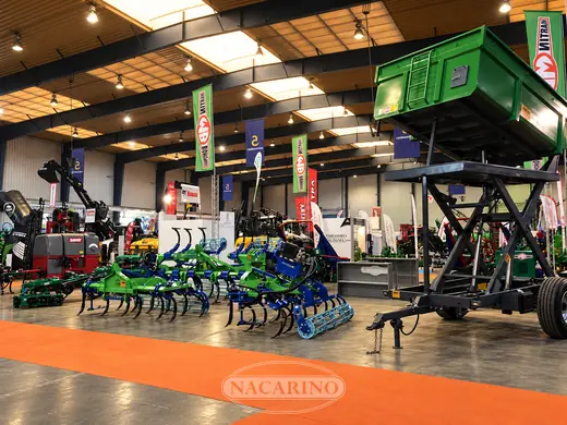 Remolque elevador verde y tractor en la exposición cubierta de Nacarino