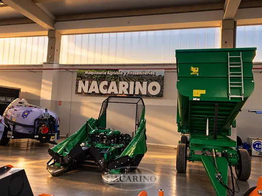 Exposición cubierta de Nacarino con remolque verde y tractor