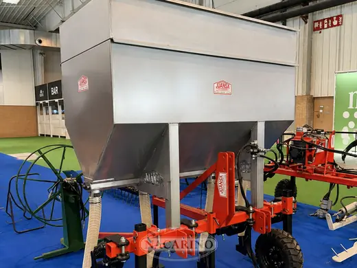 Abonadora localizadora en el stand de Nacarino en feria