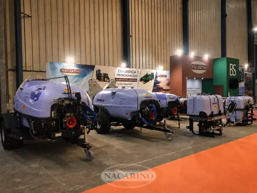 Atomizadores arrastrados en el stand de Nacarino en feria