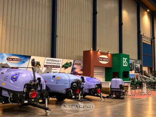 Atomizadores arrastrados en el stand de Nacarino en feria