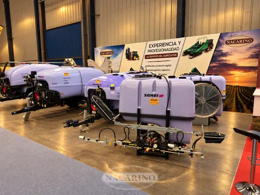 Atomizadores arrastrados bajo la carpa del stand de Nacarino en feria