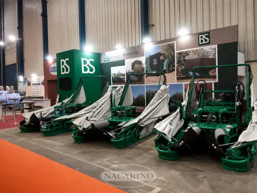 Paraguas vibradores en el stand de Nacarino en feria