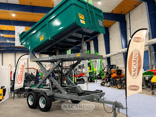 Remolque de tolva elevada en el stand de Nacarino en feria