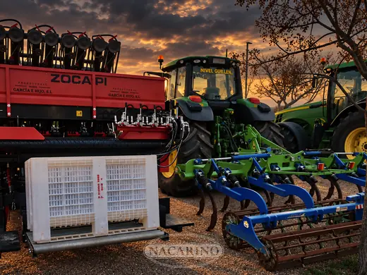 Sembradora de ajo Zocapi y tractores en el stand de Nacarino en feria