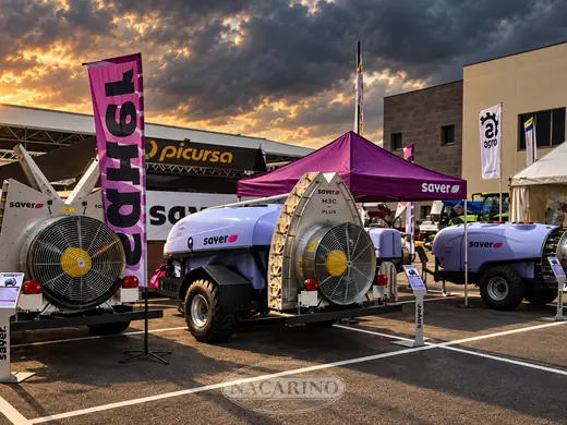 Stand de Nacarino en feria con atomizadores y carpa