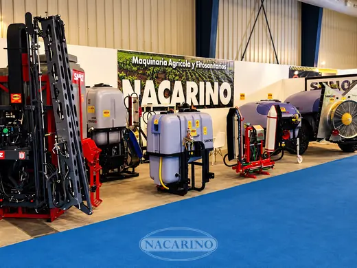 Stand de Nacarino en feria con pulverizadores y paraguas vibradores