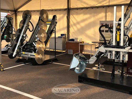 Stand de Nacarino en feria con vibradores y paraguas recolectores