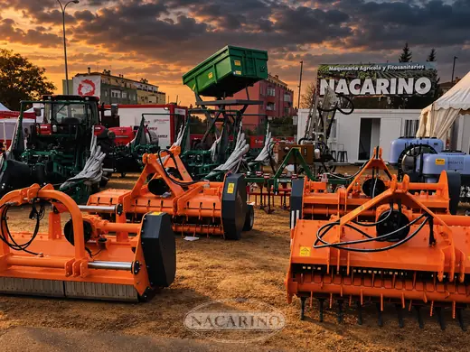 Trituradoras y remolque en el stand de Nacarino en feria