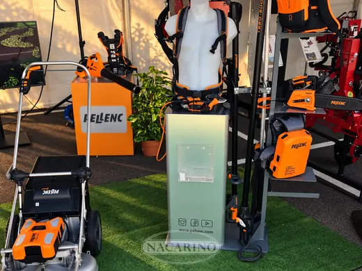 Vareadores y tijeras eléctricas expuestos en el stand de Nacarino en feria