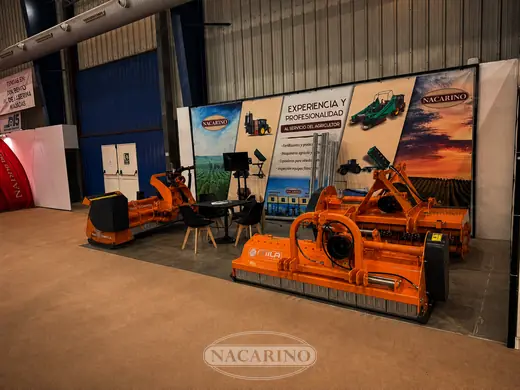 Visitantes en el stand de Nacarino en feria