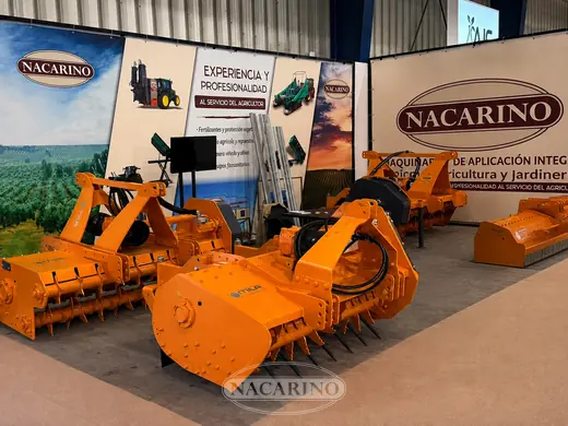 Visitantes ante las trituradoras en el stand de Nacarino en feria