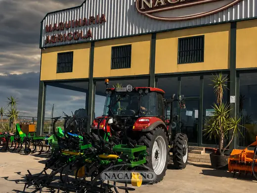 Tractor con cultivador delante de la nave de Nacarino en Aceuchal