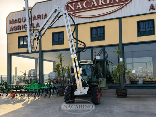 Barra de poda desplegada delante de la nave de Nacarino en Aceuchal
