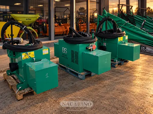 Grupos hidráulicos verdes sobre palés en la exposición de Nacarino, con paraguas vibradores plegados al fondo
