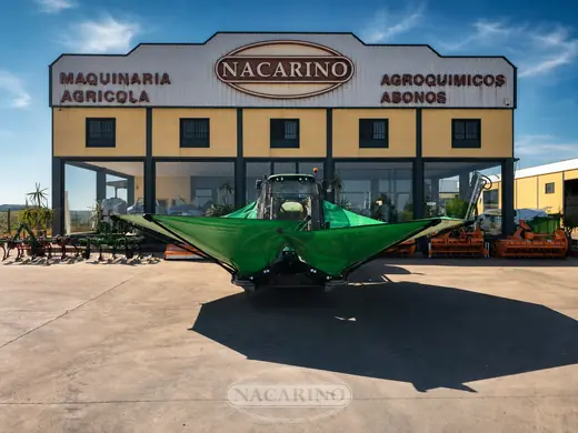 Paraguas vibrador desplegado sobre tractor en la campa de exposición de Nacarino
