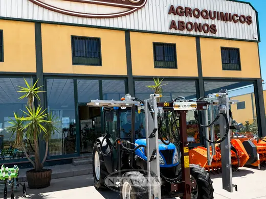 Prepodadora de discos montada en el frontal de un tractor, delante de la nave de Nacarino en Aceuchal