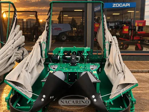 Prepodadora de discos montada en tractor, delante de la nave de Nacarino