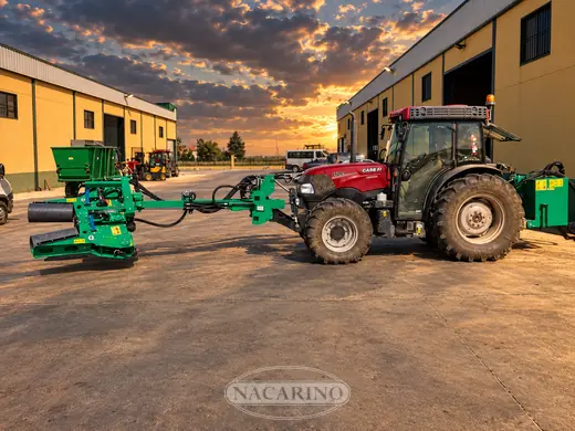Tractor con despuntadora frontal de dos cuerpos, en la campa de Nacarino al atardecer