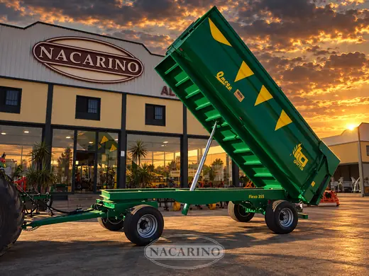 Remolque basculante verde con la caja levantada, en la campa de Nacarino al atardecer