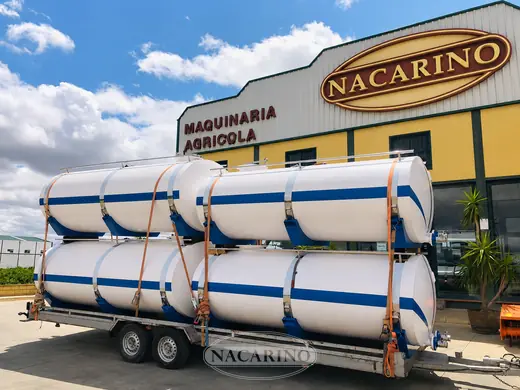 Remolque cargado con depósitos cilíndricos delante de la nave de Nacarino en Aceuchal