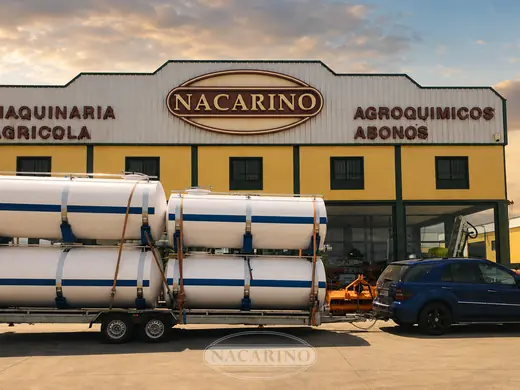 Remolque con depósitos cilíndricos delante de la nave de Nacarino en Aceuchal