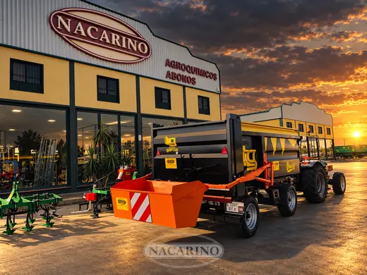Bañera y camión de transporte delante de la nave de Nacarino al atardecer
