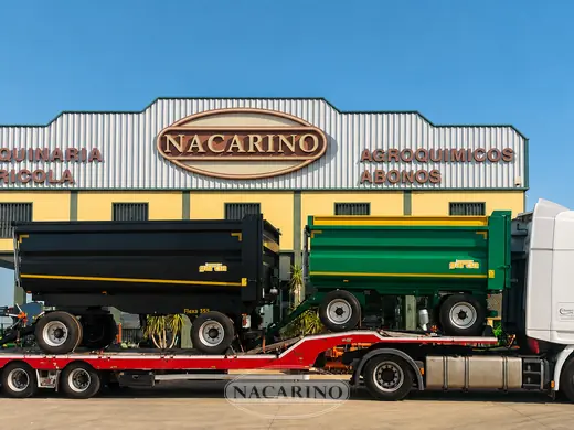Camión con bañeras negras y verdes preparadas para entrega delante de la nave de Nacarino en Aceuchal