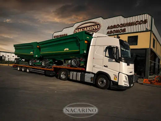 Camión con bañeras verdes delante de la nave de Nacarino en Aceuchal