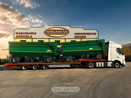 Camión cargado con bañeras verdes para entrega delante de la nave de Nacarino en Aceuchal
