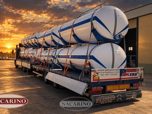 Camión cargado con cisternas de agua ante la nave de Nacarino
