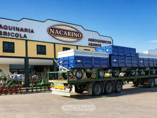 Camión con remolques azules delante de la nave de Nacarino en Aceuchal