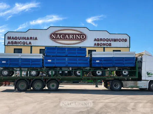 Camión con remolques azules para entrega delante de la nave de Nacarino en Aceuchal