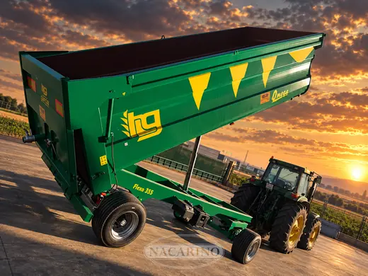 Tractor con remolque basculante verde volcado, en la campa de Nacarino al atardecer
