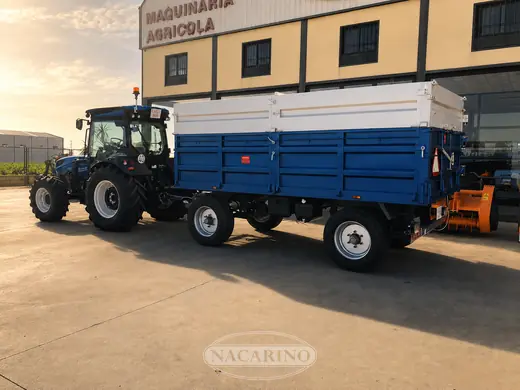 Tractor con remolque de laterales altos en la campa de exposición de Nacarino